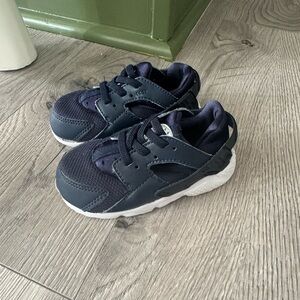 Nike Huarache Kids Navy and White Sneakers